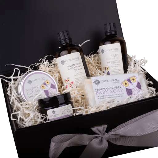 The perfect gift for new mums and mums-to-be! This beautiful baby gift box contains 100% natural treats for baby and mum.