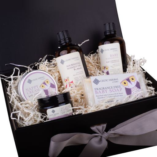 The perfect gift for new mums and mums-to-be! This beautiful baby gift box contains 100% natural treats for baby and mum.